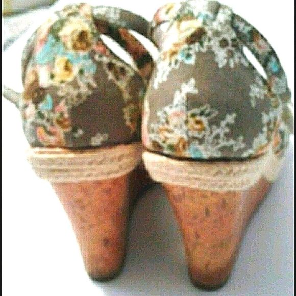 Material Girl Boho Retro Y2K Grayish Floral Beachy Platform Sandals - Picture 6 of 9